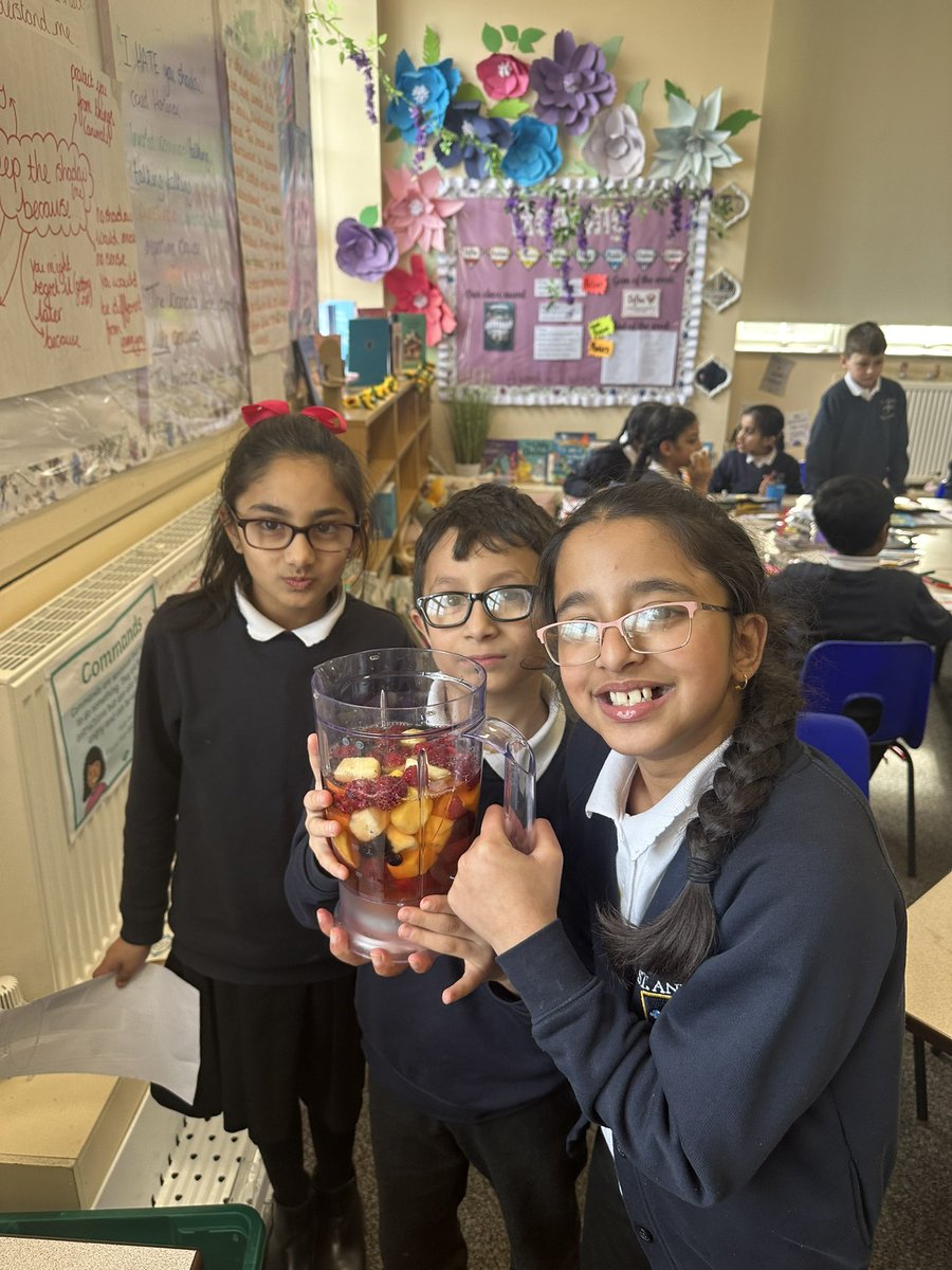MissAustick's tweet photo. Some delicious smoothies being made in Year 3 this afternoon! @stanneskly #healthweek #schoolofhealth #yummy https://t.co/D2Al24qBuQ