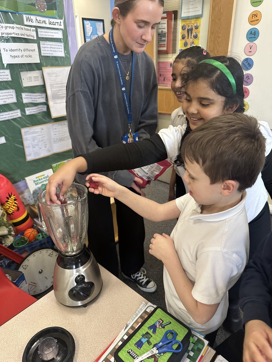 MissAustick's tweet photo. Some delicious smoothies being made in Year 3 this afternoon! @stanneskly #healthweek #schoolofhealth #yummy https://t.co/D2Al24qBuQ