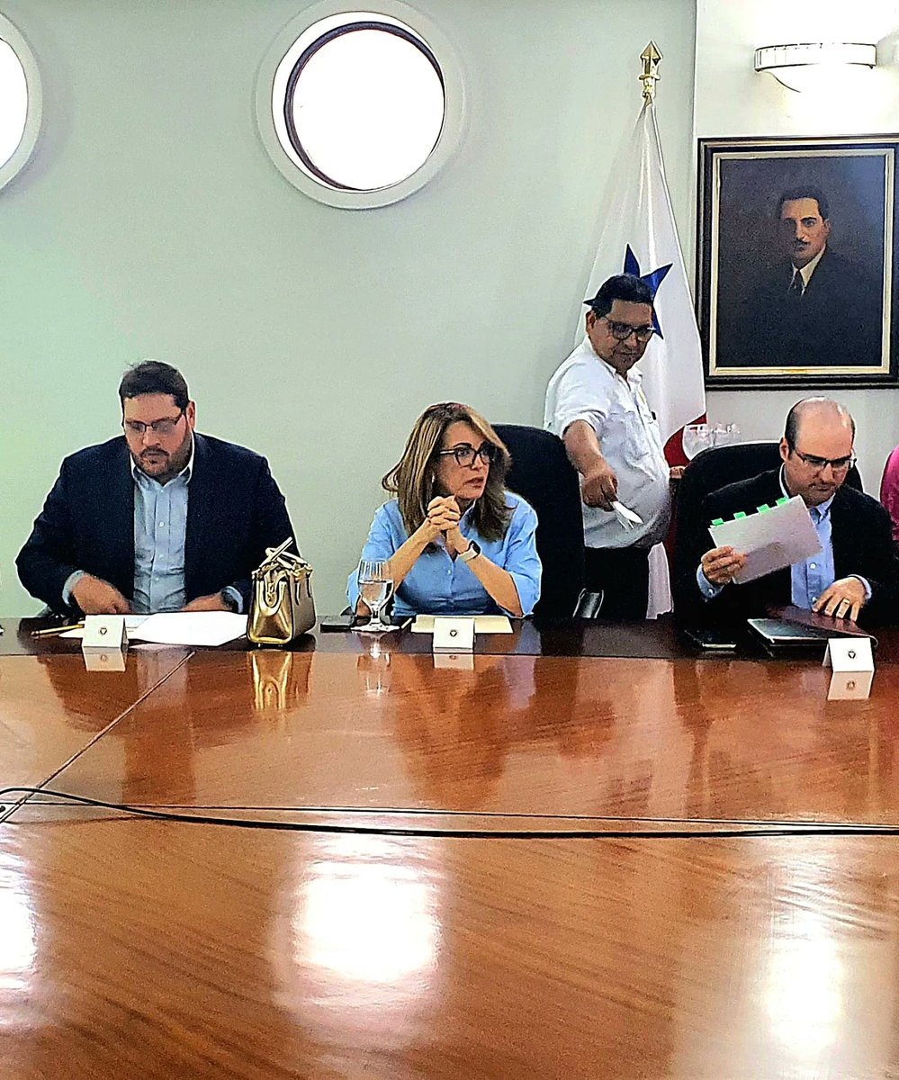 JuntaNE2024's tweet photo. La Cámara de Comercio, Industrias y Agricultura de Panamá @CCIYAP recibió a la @JuntaNE2024 para conocer los preparativos para el conteo de votos para Presidente y fue exhortada a sumarse al esfuerzo que se hace para promover el voto responsable. #eslaquecuenta https://t.co/UX91s4XGrf