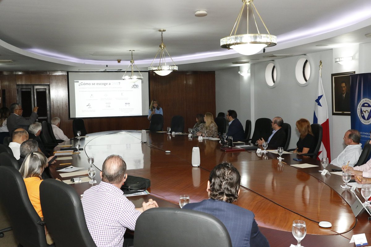 JuntaNE2024's tweet photo. La Cámara de Comercio, Industrias y Agricultura de Panamá @CCIYAP recibió a la @JuntaNE2024 para conocer los preparativos para el conteo de votos para Presidente y fue exhortada a sumarse al esfuerzo que se hace para promover el voto responsable. #eslaquecuenta https://t.co/UX91s4XGrf