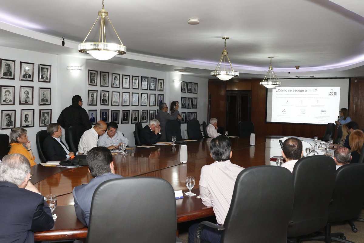JuntaNE2024's tweet photo. La Cámara de Comercio, Industrias y Agricultura de Panamá @CCIYAP recibió a la @JuntaNE2024 para conocer los preparativos para el conteo de votos para Presidente y fue exhortada a sumarse al esfuerzo que se hace para promover el voto responsable. #eslaquecuenta https://t.co/UX91s4XGrf