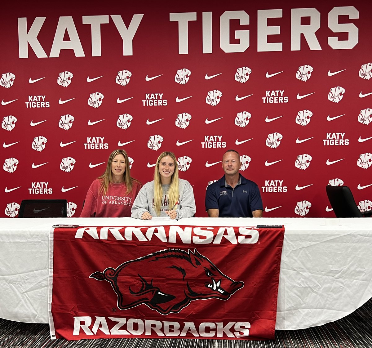 Congratulations Ashtyn Reichardt for signing with @RazorbackSB to continue playing softball! #NationalSigningDay2024
@katyisd