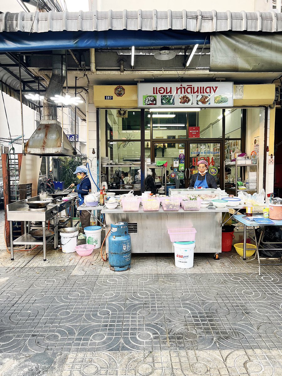 thonburian's tweet photo. แอน ท่าดินแดง ร้านดังฝั่งธนที่หลายคนรู้จักชื่อกันเป็นอย่างดี 

จานเด็ดที่กวาดสายตาไปแล้วแทบจะทุกโต๊ะในร้านสั่งก็คือกุ้งแ��่น้ำทอดเกลือไซส์ยักษ์ เนื้อกุ้งเด้งๆ ม��นกุ้งฉ่ำๆ จิ้มกับน้ำจิ้มซีฟู้ดของที่ร้าน คือฟินมาก ~ 🦞

#ธนบุเรี่ยนรีวิว #รีวิวฝั่งธน #ของดีฝั่งธน #อร่อยบอกต่อ https://t.co/cppTmAfmIQ
