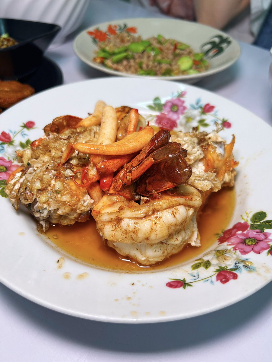 thonburian's tweet photo. แอน ท่าดินแดง ร้านดังฝั่งธนที่หลายคนรู้จักชื่อกันเป็นอย่างดี 

จานเด็ดที่กวาดสายตาไปแล้วแทบจะทุกโต๊ะในร้านสั่งก็คือกุ้งแ��่น้ำทอดเกลือไซส์ยักษ์ เนื้อกุ้งเด้งๆ ม��นกุ้งฉ่ำๆ จิ้มกับน้ำจิ้มซีฟู้ดของที่ร้าน คือฟินมาก ~ 🦞

#ธนบุเรี่ยนรีวิว #รีวิวฝั่งธน #ของดีฝั่งธน #อร่อยบอกต่อ https://t.co/cppTmAfmIQ