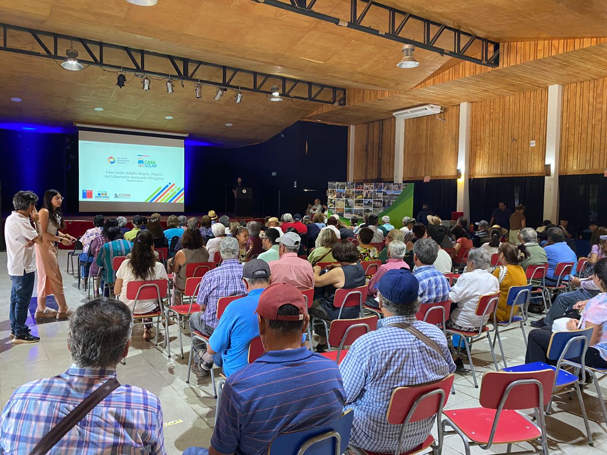 Junto al equipo municipal de #LasCabras, estuvimos realizando una nueva jornada de difusión del programa #CasaSolarSocial, contando los requisitos de postulación y resolviendo las dudas de los asistentes. 🏡☀️⚡

Revisa los detalles del programa en → casasolar.cl