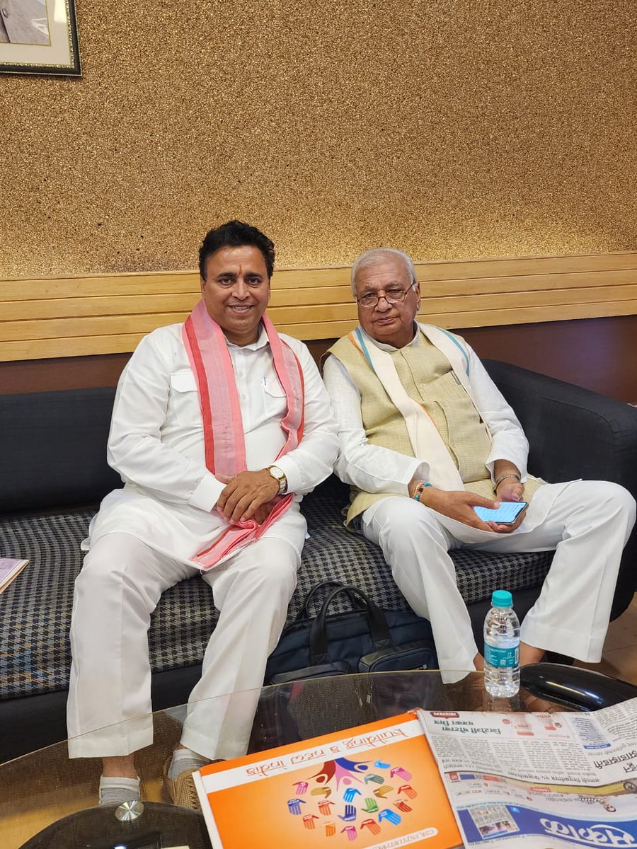 Met the Hon’ble Governor of Kerala, #ArifMohammedKhan Ji, at #Pune Airport & had a healthy discussion about the current events with him.

@KeralaGovernor is a nationalist Muslim who had resigned as a minister from the #RajivGandhi govt in protest against the capitulation in the