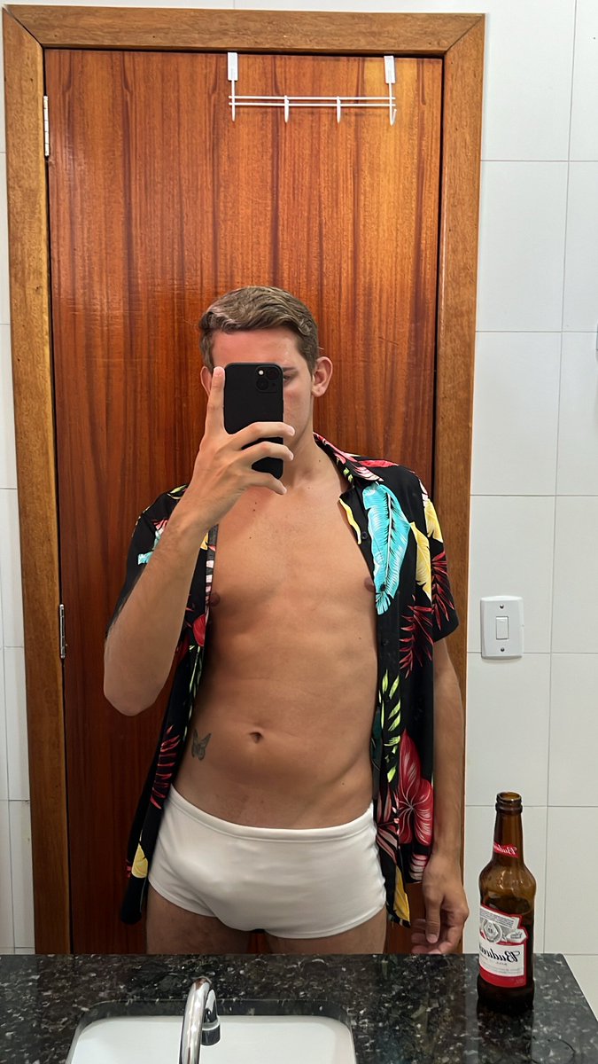 Edsontimtim's tweet photo. Alguém pra tirar essa sunga com a boca ? RT 🔥🥵😈 https://t.co/SiFLhP9nVL