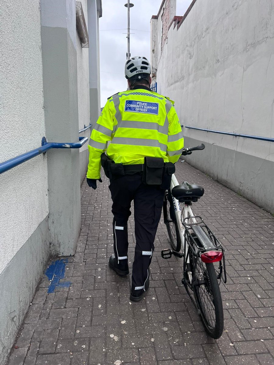 PCSO 7184EA from the #HeathwayTeam patrolling with PCSO 7252EA from @MPSAlibon, focusing on the ASB hotspot areas on the Heathway and surrounding area.
@DavidRhodes_MPS