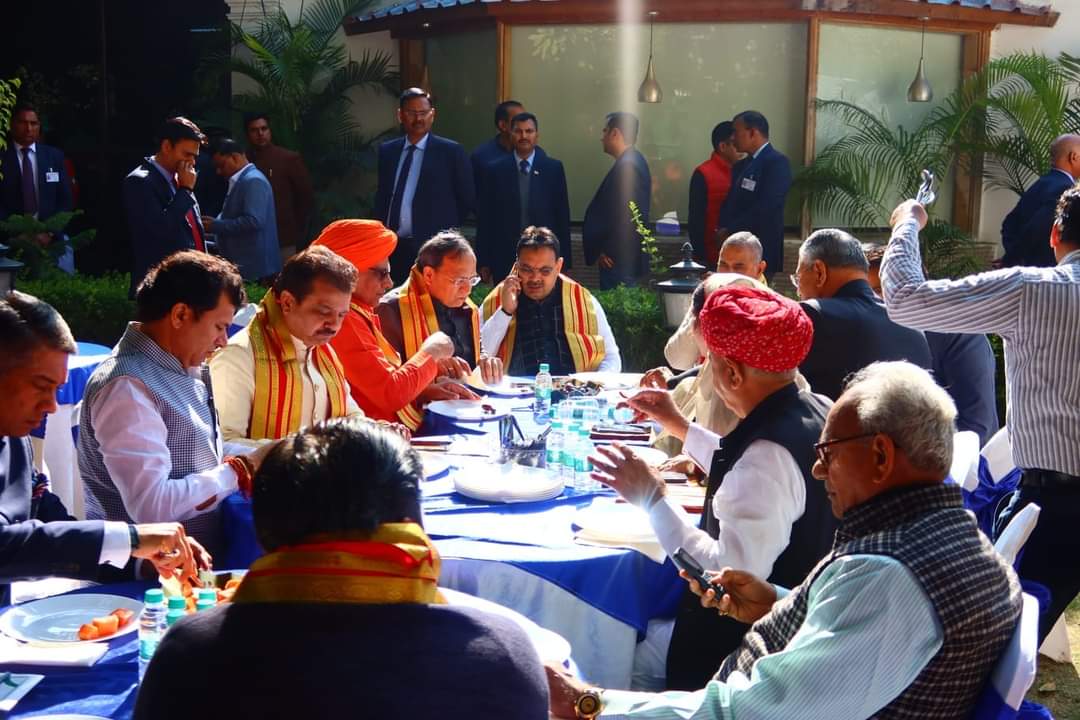 drmanojrajoria's tweet photo. तीसरी बार मोदी सरकार!

आज भाजपा प्रदेश अध्यक्ष श्री @cpjoshiBJP जी के दिल्ली स्थित निवास पर लोकसभा एवं राज्यसभा चुनाव की तैयारी को लेकर आयोजित बैठक में सम्मिलित होकर राजस्थान प्रभारी श्री @ArunSinghbjp जी एवं मुख्यमंत्री श्री @BhajanlalBjp जी का मार्गदर्शन प्राप्त किया। https://t.co/z5hZz5BCOe