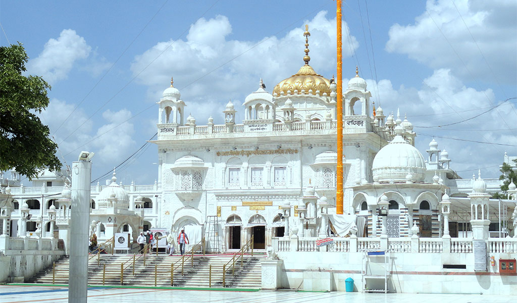 BaazNewsOrg's tweet photo. BREAKING | The Maharashtra govt, in a move widely seen as govt overreach & interference in Sikh institutions in India, will now appoint 12 of 17 members in the Takht Sri Hazur Sahib management board. @SGPCAmritsar has denounced the move, which is seen to dilute Sikh representation. 

"This decision of Maharashtra Government’s council of ministers led by @mieknathshinde is a direct interference in Sikh Gurdwara affairs, which cannot be tolerated by Sikh community. Maharashtra Govt’s decision to increase the number of Govt nominated members and reduce the members of Sikh organisations in Gurdwara Board is an act to take direct control of Sikh shrines. No advance consultation has been done with Sikhs before proposing such an amendment in the ‘The Nanded Sikh Gurdwara Sachkhand Sri Hazur Abchalnagar Sahib Board Act, 1956’," @SGPCPresident shared in a statement.