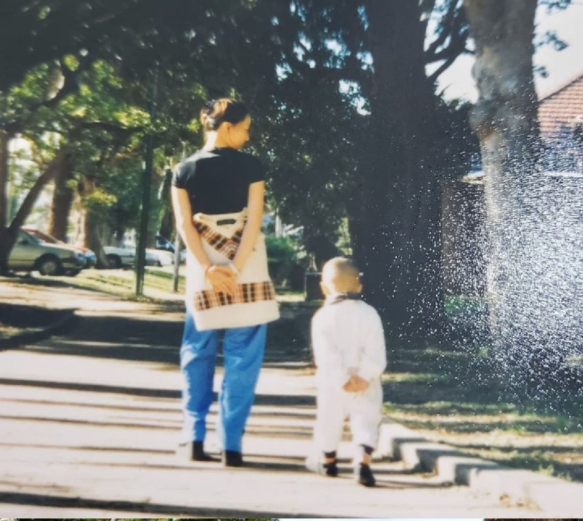 skzinfoespmx's tweet photo. Bang Chan recreando la foto que tenía de pequeño con su mamá 😭😭😭 https://t.co/Q23KImczNq