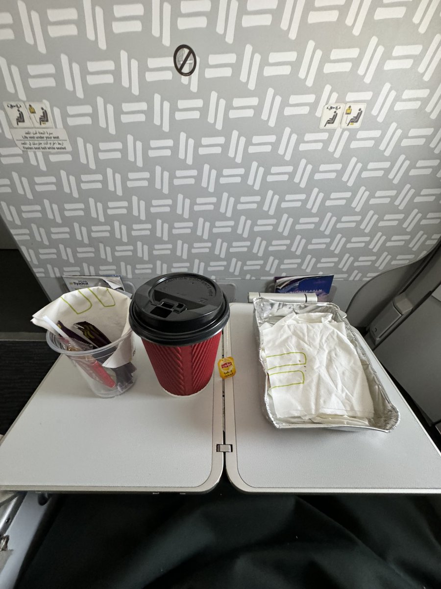 saudia_aviation's tweet photo. اشياء لا تحدث الا بالسعودية❗️🇸🇦 

مضيف #طيران_اديل  عيسى العقيل بعد طلبي للفطور اكتشفت ان البطاقة البنكية الخاصة بنا لا تعمل ، وكلامه كان محرج لنا " افطر لا تشيل هم خلها علي "

ليس من ذنب المضيف ان يتحمل تكاليف رُكاب رحله تجارية ، ولكن اُخجلنا بكرم شبابنا وشاباتنا السعوديين 💚✈️ https://t.co/u8lcJCr1FN