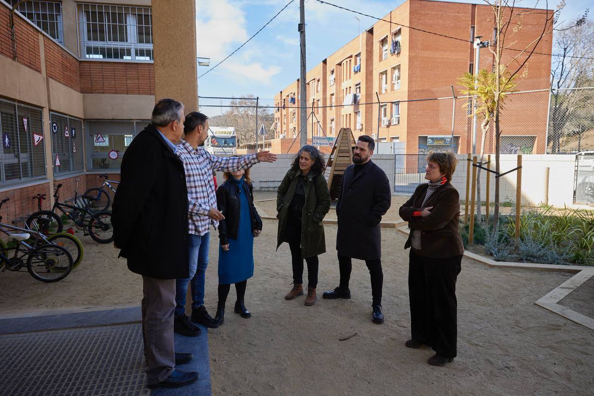 Educació (@educaciocat) on Twitter photo 🏫La consellera <a href="/AnnaSimo/">Anna Simó Castelló</a> visita les escoles Elisenda de Montcada i Ciutat Comtal de Nou Barris.
El proper curs, juntament amb dues altres escoles, esdevindran instituts escola per afavorir la continuïtat educativa al districte.
🗣️"Aquests canvis s'emmarquen en la lluita 🏫La consellera <a href="/AnnaSimo/">Anna Simó Castelló</a> visita les escoles Elisenda de Montcada i Ciutat Comtal de Nou Barris.
El proper curs, juntament amb dues altres escoles, esdevindran instituts escola per afavorir la continuïtat educativa al districte.
🗣️"Aquests canvis s'emmarquen en la lluita