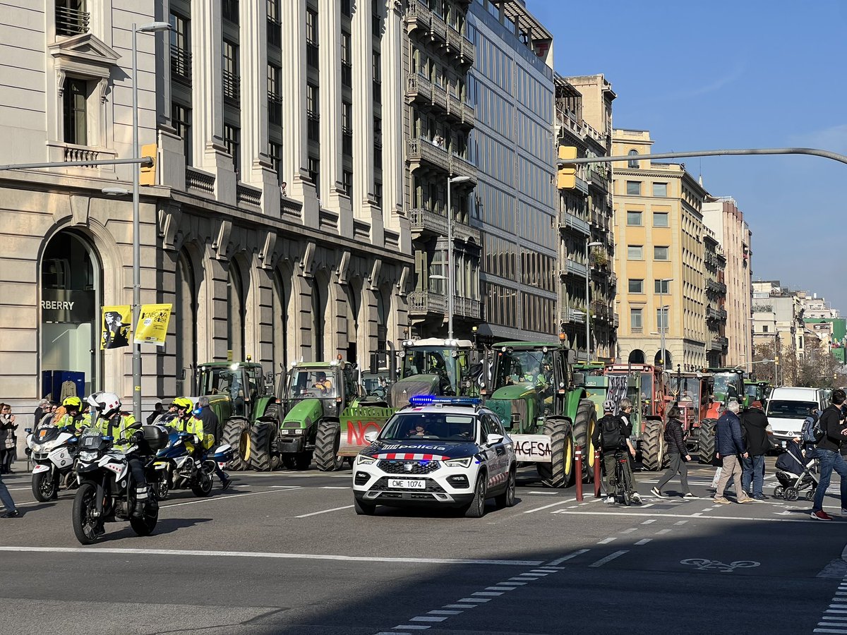 aleixcortes's tweet photo. Els pagesos ja han arribat a Barcelona! Orgull Pagès! #6f #orgullpages https://t.co/qhBRlnUvdv