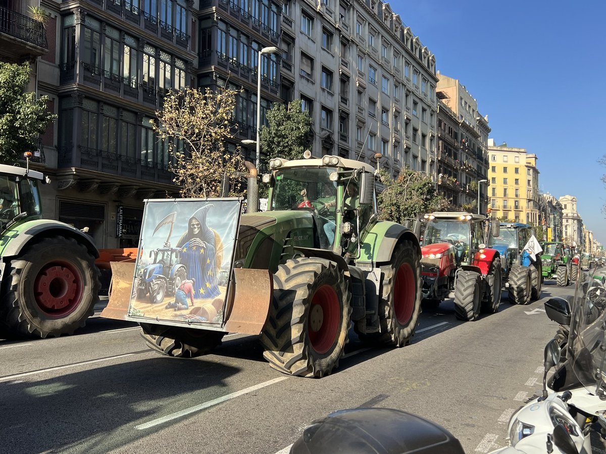 aleixcortes's tweet photo. Els pagesos ja han arribat a Barcelona! Orgull Pagès! #6f #orgullpages https://t.co/qhBRlnUvdv