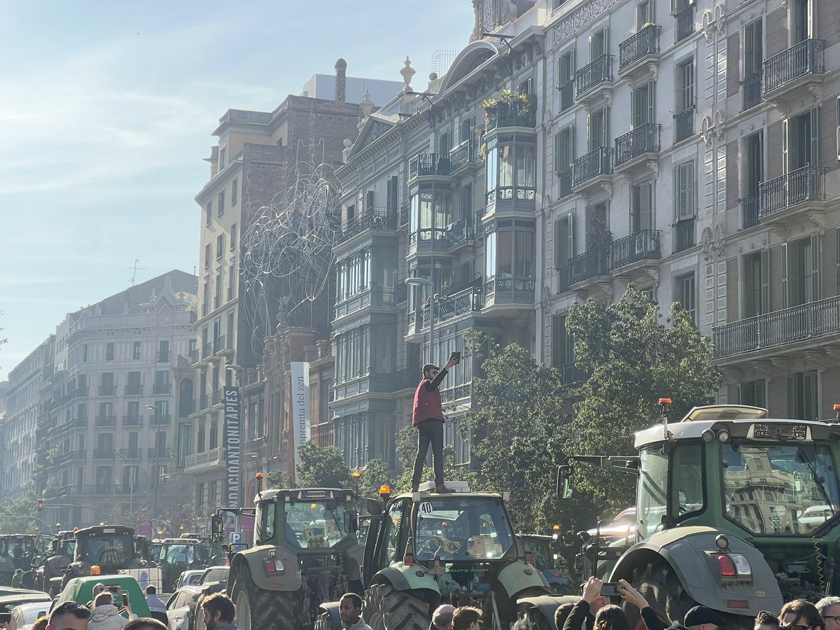 aleixcortes's tweet photo. Els pagesos ja han arribat a Barcelona! Orgull Pagès! #6f #orgullpages https://t.co/qhBRlnUvdv