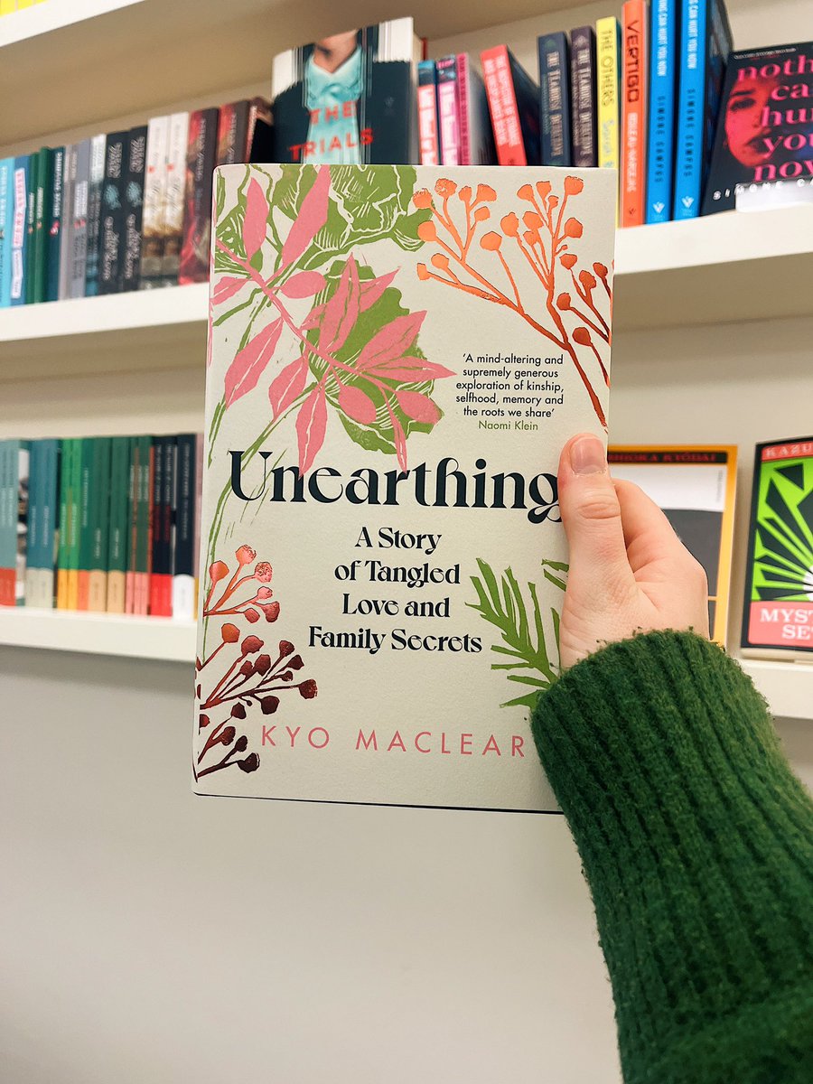 emily_egg's tweet photo. Finished copies of #Unearthing are in and just look at that foiling 🍃🌿🌱🪴

A thoughtful, moving memoir on race, lineage and grief, and a testimony to the ineradicable love between mother and daughter, it's out 7th March - reviewers n journos, dm me for a copy x https://t.co/N3996dqJT6