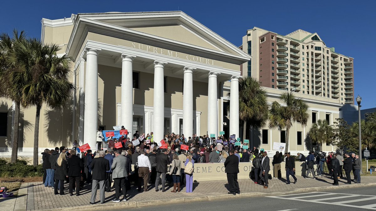 BenFriedman's tweet photo. Scene outside the Florida Supreme Court right now as arguments are underway on the constitutional amendment to protect access to abortion. https://t.co/UiP4auaDiA