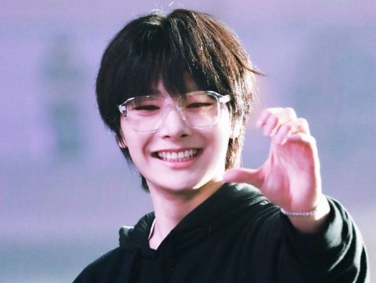 h922js's tweet photo. winner of the Best Smile Award since 2001 https://t.co/BCn3U8Maop