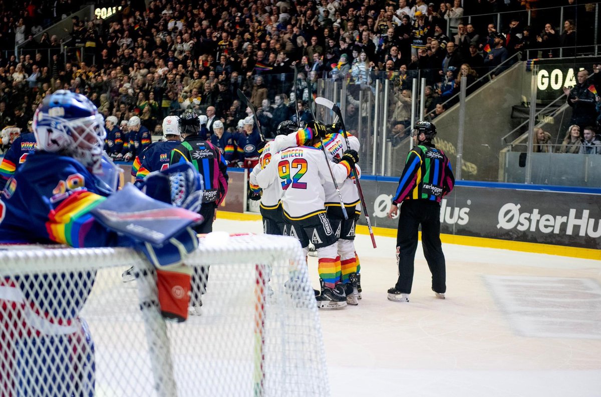 Stavanger Oilers (@stavangeroilers) on Twitter photo 🏳️🌈KJØR PRIDE-DRAKTAUKSJON!👇
Vi har på følelsen at det kommer til å bli stor rift om de eksklusive og fargerike draktene. Lykke til i budrunden, alle sammen. By her: bit.ly/42rSrXL
Inntektene går 100% til Skeivå Rogaland Pride✨oilers.no
📸 <a href="/larsaalgaard/">larsaalgaard</a> 🏳️🌈KJØR PRIDE-DRAKTAUKSJON!👇
Vi har på følelsen at det kommer til å bli stor rift om de eksklusive og fargerike draktene. Lykke til i budrunden, alle sammen. By her: bit.ly/42rSrXL
Inntektene går 100% til Skeivå Rogaland Pride✨oilers.no
📸 <a href="/larsaalgaard/">larsaalgaard</a>