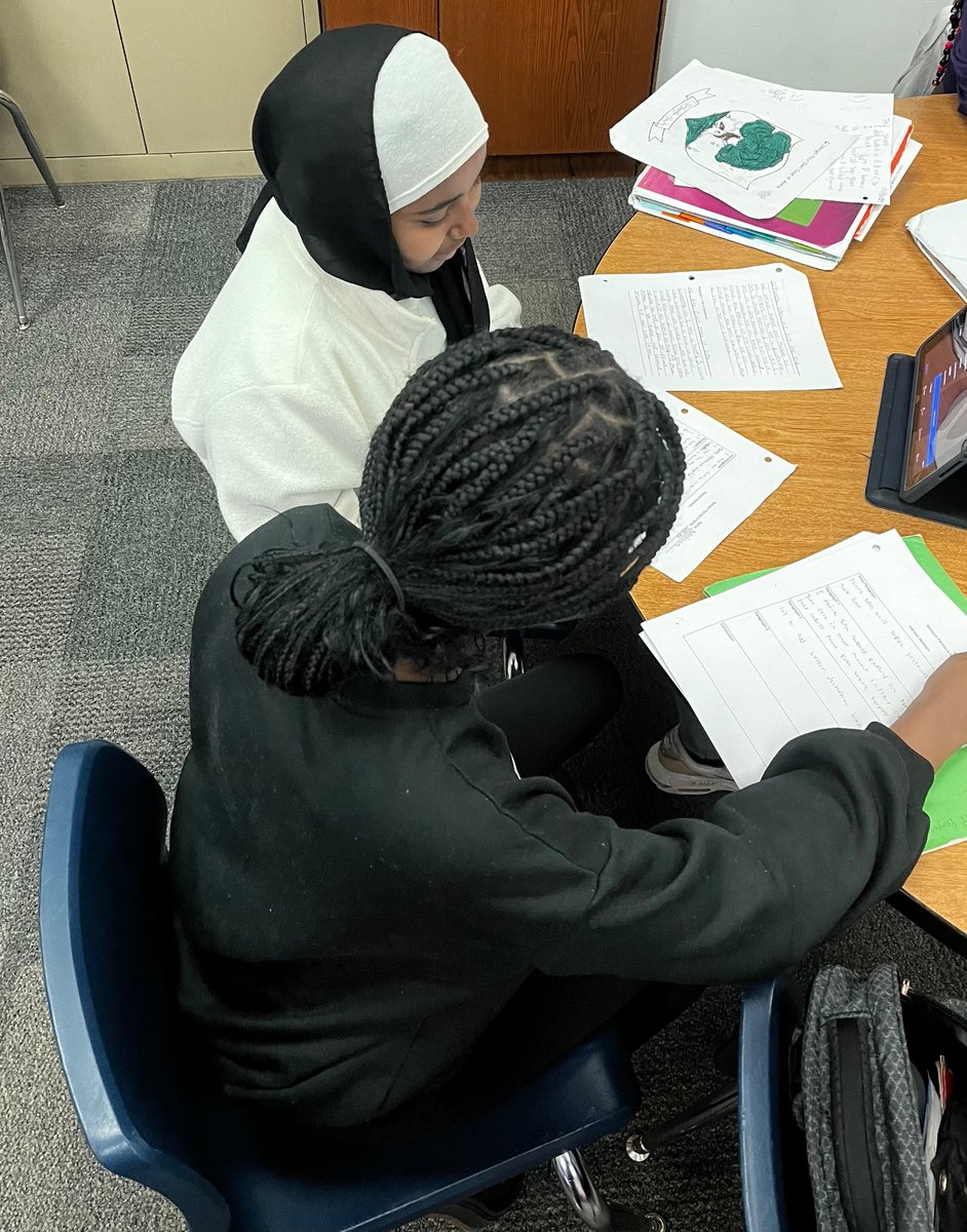 Revision process in full effect! 7th graders working on their memoirs and talking through grows and glows! <a href="/NGMSgators/">Northgate Gators</a> <a href="/AVID4College/">AVID</a>