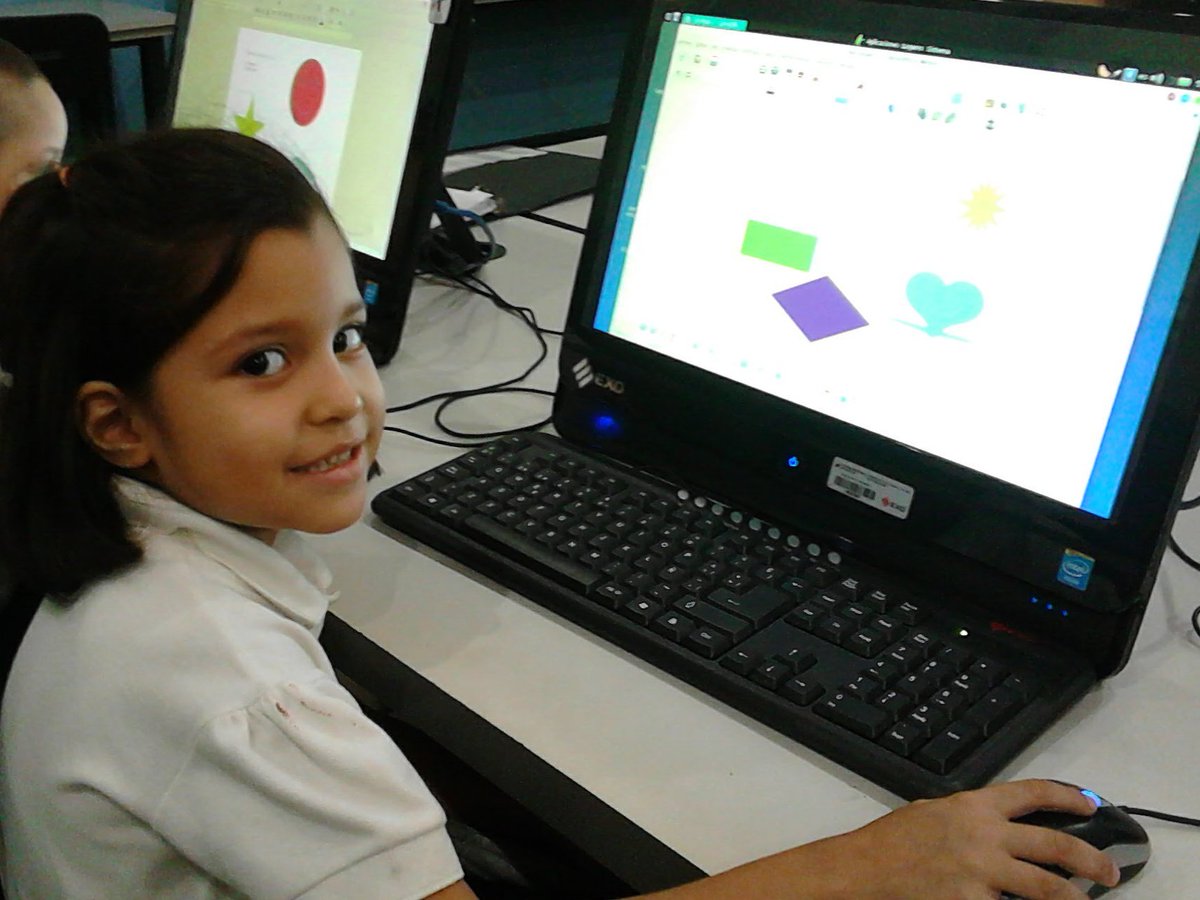🖥️#07Feb #SomosFundabit 23 años pintando sonrisas en el rostro de niños, niñas y adolescentes al poder contar con un #CBIT en sus escuelas y liceos como parte de su formación académica 🇻🇪

<a href="/NicolasMaduro/">Nicolás Maduro</a>
<a href="/_LaAvanzadora/">Yelitze Santaella</a>
<a href="/Fundabit_/">FundabitOficial</a>
<a href="/leivi24/">Leivi/Oceanía</a>
@MPPEDUCACION