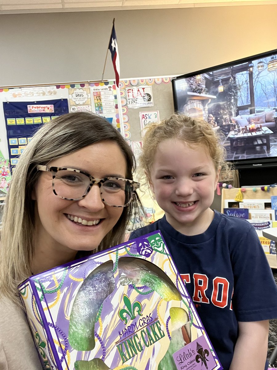Mrs_Patterson21's tweet photo. When your student gets you a king cake all the way from Louisiana 🖤💛🖤💛 @BlackBearkats #heartofabearkat https://t.co/OH4RXUDLrd