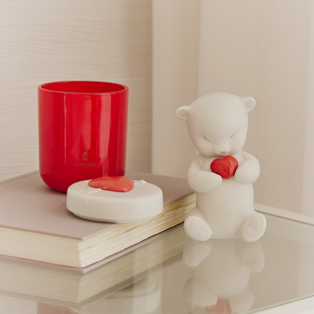 The red heart, the universal symbol of love and affection, is held by the adorable bear from the Lovely World collection and features in the lid of the new Crush candle. Show your love for someone this Valentine’s Day with a unique Lladró creation. #Lladró #HandmadePorcelain