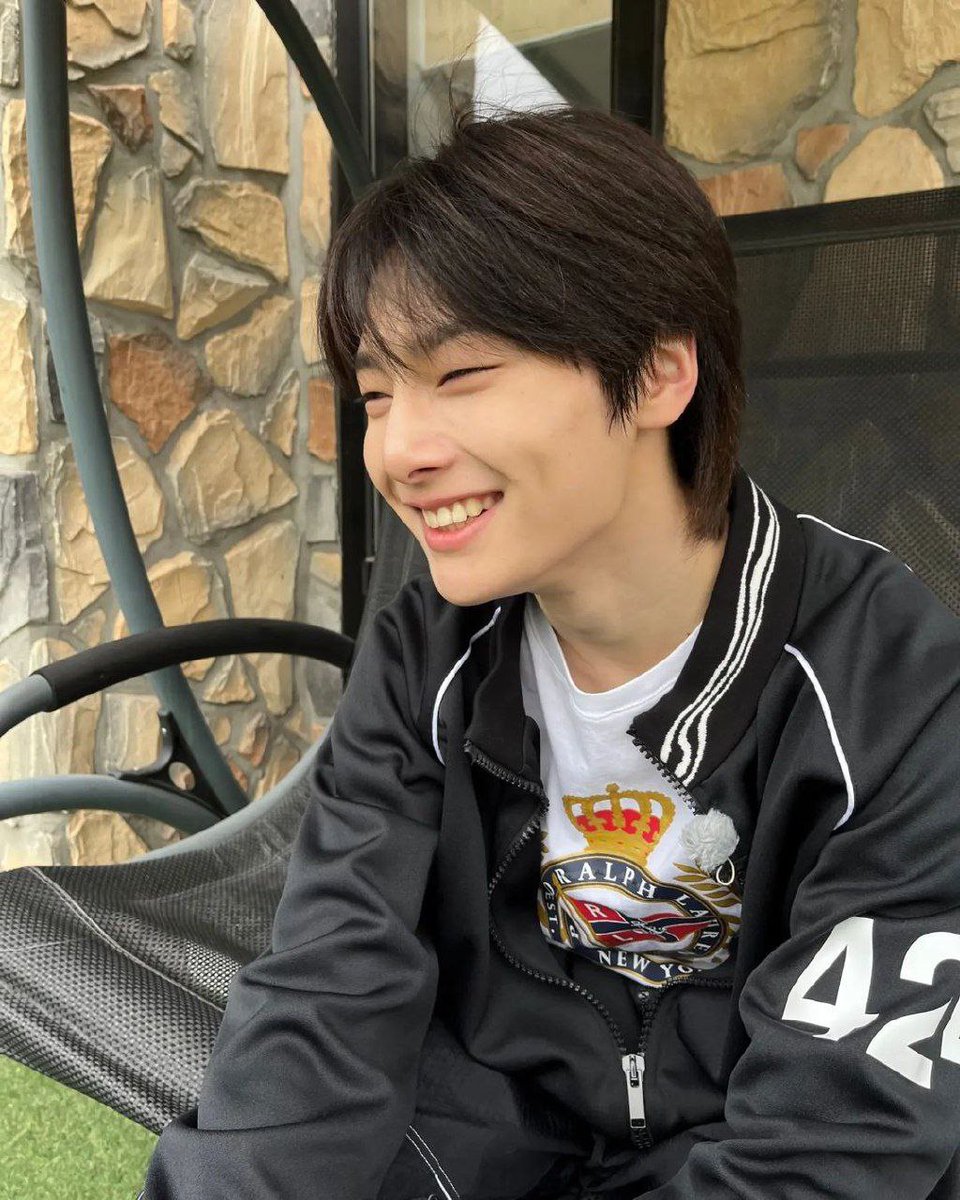 Чонин с твоим днём, самая очаровательная улыбка
мы очень ценим твой труд и всё что ты делаешь❤️❤️ 

OUR ICONIC IDOL I.N DAY
#PrinceOfVocals_IN_Day
#아이엔_생일이다_크림채우자
#HappyINDay