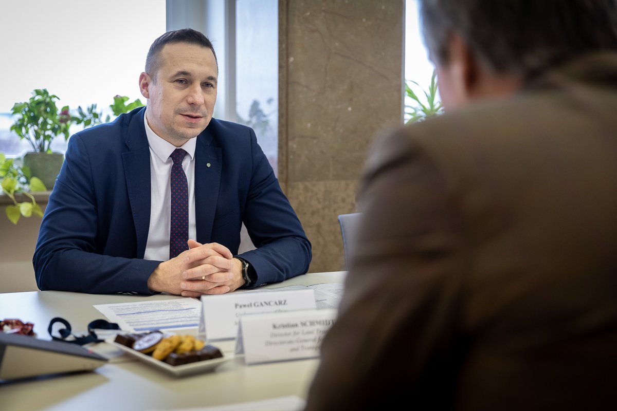 MI_GOV_PL's tweet photo. ✅Wiceminister infrastruktury @PawelGancarz spotkał się w @MI_GOV_PL z dyrektorem w Dyrekcji Generalnej ds. Mobilności i Transportu (#DGMOVE) Komisji Europejskiej @EUAmbSchmidt.
Rozmowa dotyczyła:
🟢polskich propozycji do zmiany umowy między Unią Europejską a Ukrainą w sprawie transportu drogowego towarów;
🟢wpływu przepisów Pakietu Mobilności I na unijny (w tym polski) rynek transportowy;
🟢wyzwań, jakie stoją przed sektorem transportu w Polsce.
więcej 👉https://t.co/nTXxUMLnG7