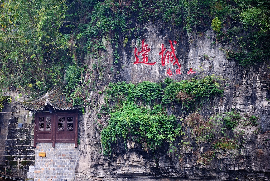 NewEraChina2022's tweet image. Biancheng town in western Hunan province is named after China’s classic novel "Biancheng (#BorderTown)" by the noted writer #ShenCongwen, about the love story of a young girl living there. The town now has a bustling tourism industry.🚣 #NewEraChina