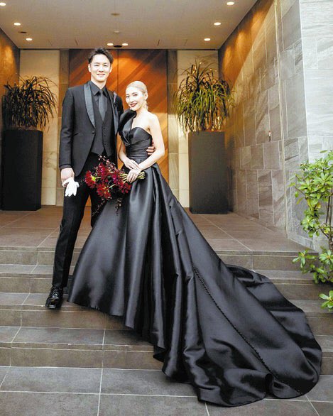 r2d2c3poacco's tweet photo. 昨日の新聞に、黒いドレスで結婚式を挙げたカップルの記事が載ってた。白いウエディングドレスには「あなたの色に染まります」と言う意味があるけど、黒には「あなた以外には染まりません」と言う意味が有るんだとか。黒いドレスは韓国でも人気だそう。結婚式も柔軟になって来た。
（読売新聞より） https://t.co/cphX7PIfCx
