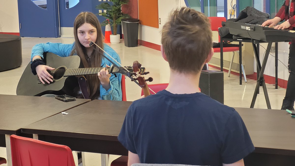 La première séance de la Boîte à musique, avec Port-aux-Poutines, a débuté ce matin. Une belle expérience pour nos élèves! <a href="/passepart_FCCF/">PassepART</a> @csfp_tnl