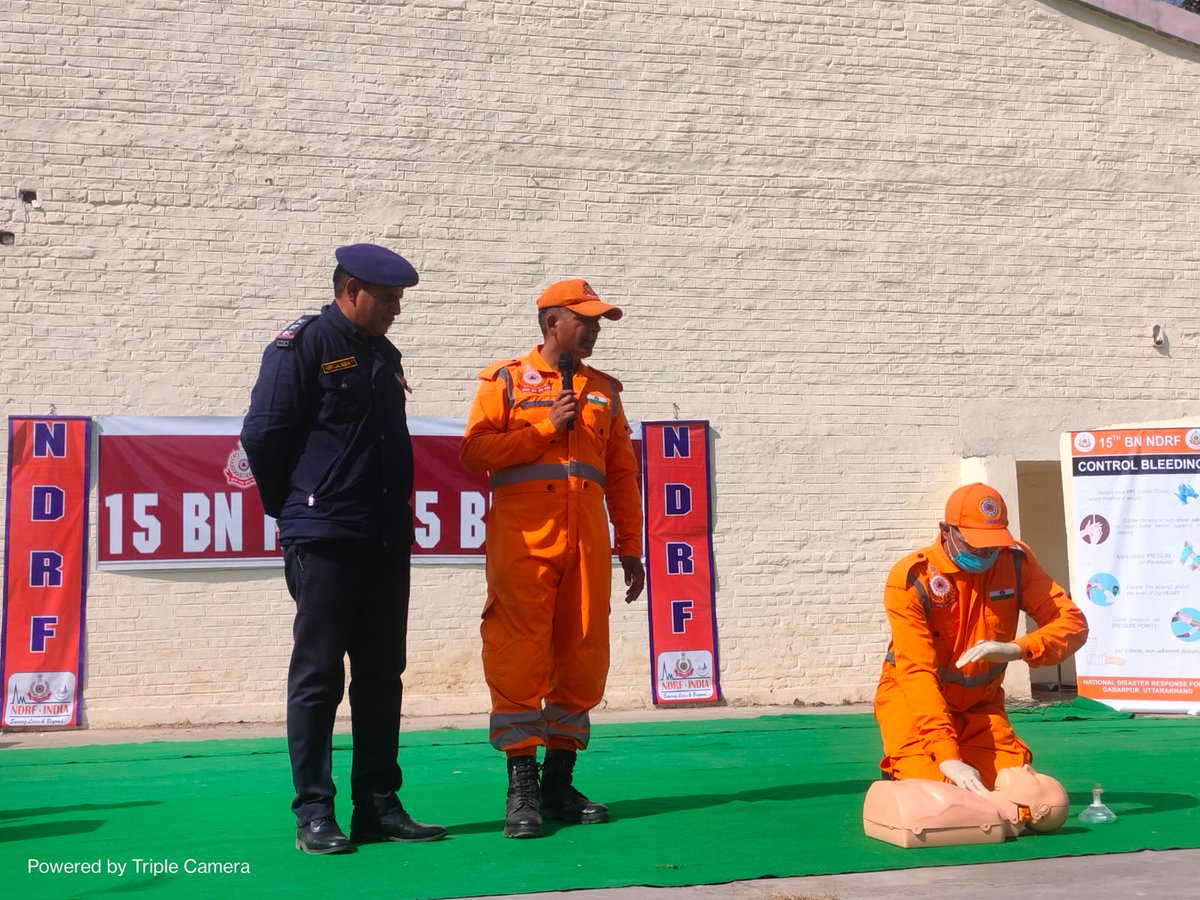 15bnNdrf's tweet photo. 15 NDRF conducted SSP in Jawahar Navodaya Vidyalaya Rudrapur, Distt-U.S.Nagar (UKD). Team demonstrated on bleeding control, lifting and moving techniques, improvised stretchers, CPR, rope rescue techniques &amp; Do's and Don'ts during earthquake.
@NDRFHQ 
@ndmaindia 
@dmusnagar https://t.co/6jxfY3WVuJ