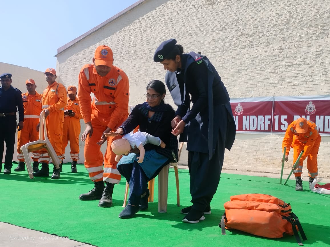 15bnNdrf's tweet photo. 15 NDRF conducted SSP in Jawahar Navodaya Vidyalaya Rudrapur, Distt-U.S.Nagar (UKD). Team demonstrated on bleeding control, lifting and moving techniques, improvised stretchers, CPR, rope rescue techniques &amp; Do's and Don'ts during earthquake.
@NDRFHQ 
@ndmaindia 
@dmusnagar https://t.co/6jxfY3WVuJ