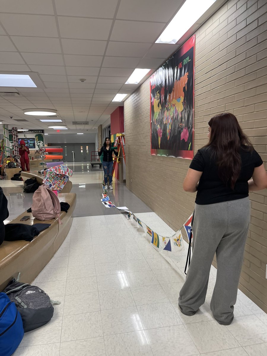Our Estudiantes Undios Students got together with YBU to help set up decorations after school! Team work makes the dream work! ✨