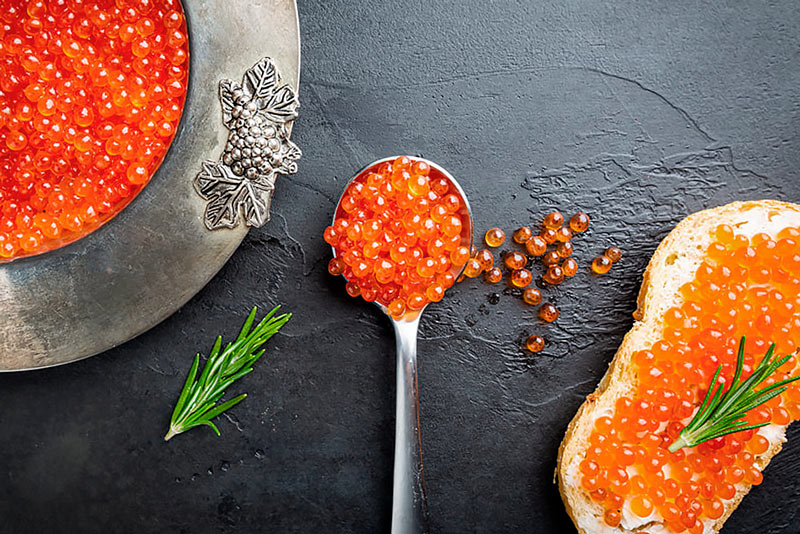Икра ценный пищевой продукт, который является источником полноценных белков, легкоусвояемых жиров, жирорастворимых витаминов.
⠀
Красную зернистую икру изготавливают 2 сортов из икры-сырца тихоокеанских лососевых рыб: горбуши, кеты, кижуча, нерки, семги, форели.

#краснаяикра