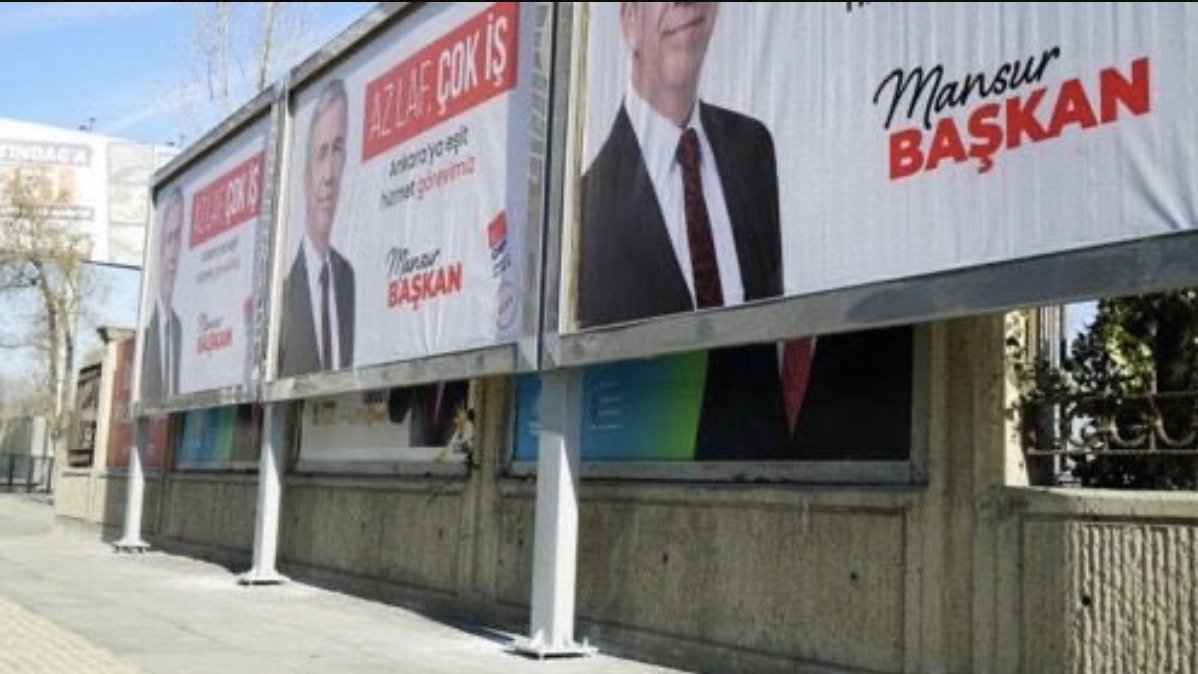 Abese_irca's tweet photo. Koskoca Ankara'nın belediye başkanının yaptığına bakın. Turgut Altınok'un reklam panolarının önüne korsan pano diktirip kendi reklamını yapıyor. Bu nasıl bir mafya zihniyeti, bu ne ezik bir siyaset anlayışı? Ankara'yı işte bu mafyöz kafa yönetiyor beş yıldır.