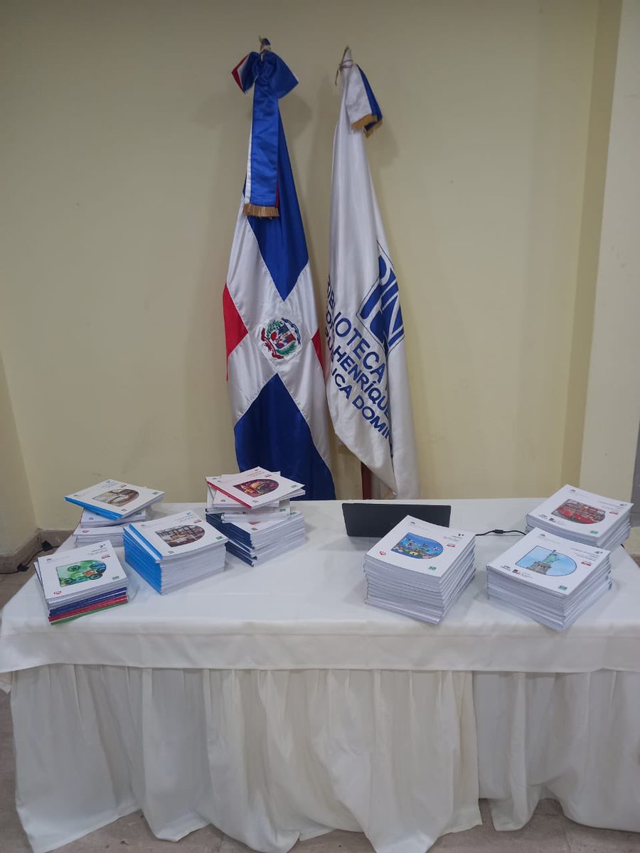 EducacionRDo's tweet photo. Hoy entregamos a la Biblioteca Nacional una colección de 90 ejemplares de los libros de texto del Proyecto Libro Abierto📚, para que los estudiantes 🧑🎓👩🎓 que visiten la biblioteca también tengan acceso a estos textos de manera impresa y digital.
#LibroAbierto
#EstoEsCambio https://t.co/AytHALfZDW