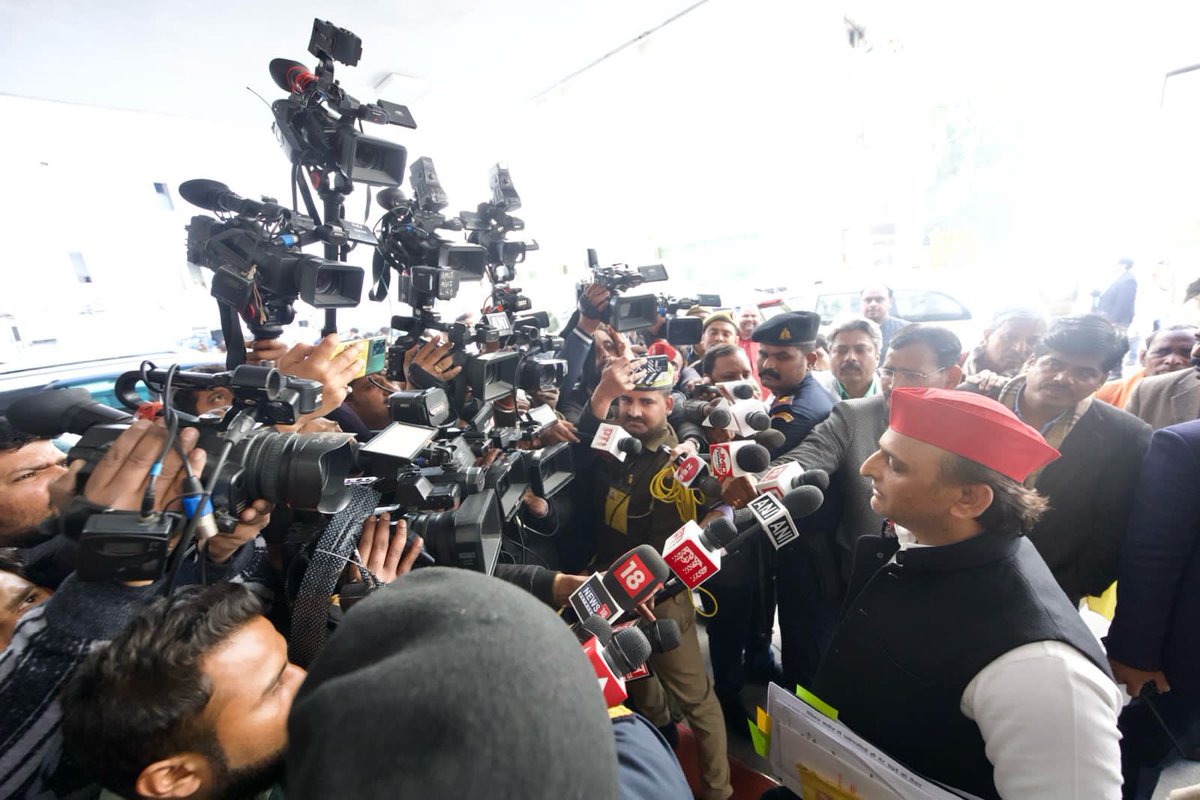 yadavakhilesh's tweet photo. उप्र न. 1 : BJP सरकार में

- छुट्टा पशुओं की वजह से होनेवाली दुर्घटना में
- झूठे प्रचार पर खर्च करने में 
- अपनों लोगों के मुक़दमे हटाने में 
- ⁠बेरोज़गारों पर लाठीचार्ज करवाने में
- ⁠महिलाओं के ख़िलाफ़ अपराधियों को बचाने में
- ⁠खड़ी फसल की अन्ना पशुओं द्वारा बर्बादी में
- ⁠दलितो-पिछड़ों के उत्पीड़न में
- ⁠ग़रीबों का हक़ मारने में
- ⁠लगी लगाई नौकरी छीनने में
- ⁠अपनों को पिछले दरवाज़े से नियुक्ति करवाने में
- ⁠भूमाफ़ियाओं को सत्ता का संरक्षण देने में
- ⁠न. 1. केंद्र और राज्य की टकराहट में
- ⁠GST के नाम पर वसूली में