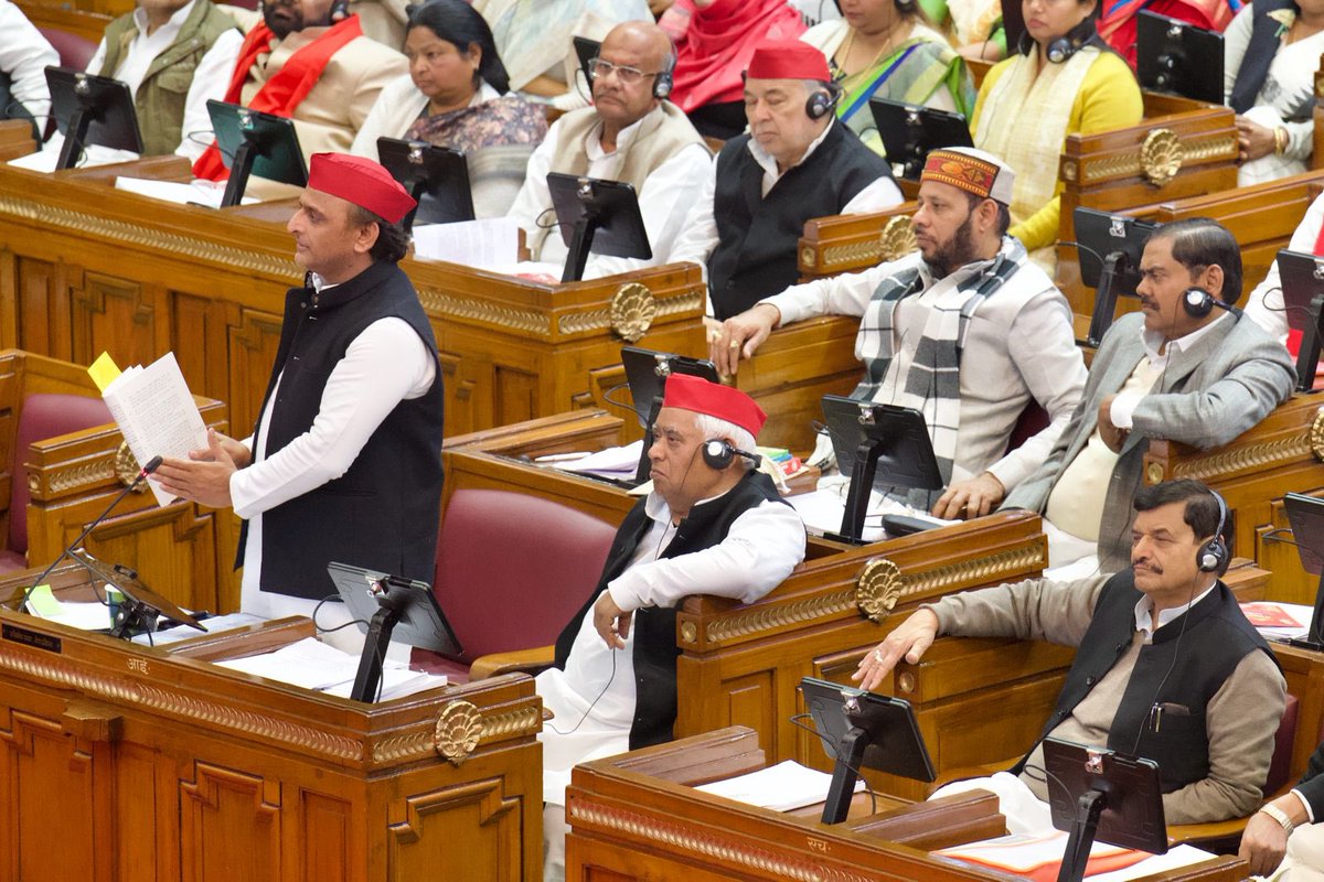 yadavakhilesh's tweet photo. उप्र न. 1 : BJP सरकार में

- छुट्टा पशुओं की वजह से होनेवाली दुर्घटना में
- झूठे प्रचार पर खर्च करने में 
- अपनों लोगों के मुक़दमे हटाने में 
- ⁠बेरोज़गारों पर लाठीचार्ज करवाने में
- ⁠महिलाओं के ख़िलाफ़ अपराधियों को बचाने में
- ⁠खड़ी फसल की अन्ना पशुओं द्वारा बर्बादी में
- ⁠दलितो-पिछड़ों के उत्पीड़न में
- ⁠ग़रीबों का हक़ मारने में
- ⁠लगी लगाई नौकरी छीनने में
- ⁠अपनों को पिछले दरवाज़े से नियुक्ति करवाने में
- ⁠भूमाफ़ियाओं को सत्ता का संरक्षण देने में
- ⁠न. 1. केंद्र और राज्य की टकराहट में
- ⁠GST के नाम पर वसूली में