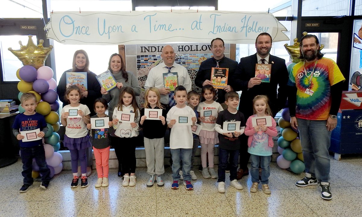 CommackSchools's tweet photo. An exciting day at Indian Hollow when five Secret Readers read The Three Little Pigs to the children. It was hard to say who enjoyed it more - our district administrators or the students! #LiteracyWeek #ReadingIsFun #OnceUponATime #IndianHollow #SecretReaders #CommackSchools https://t.co/DiulwO2SnP