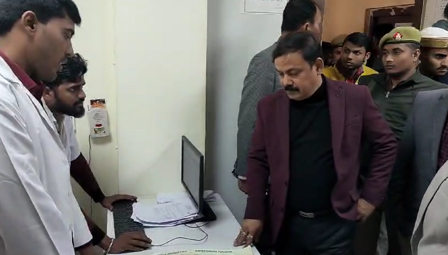 Bharat24Up's tweet image. #Ambedkarnagar : कलक्टर अविनाश सिंह की लगातार मेहनत और निगरानी से प्रदेश में अम्बेडकर नगर को मिला पहला स्थान,

#UttarPradesh #AvinashSingh #Bharat24UpUk 

@AhteshamFIN @UPGovt