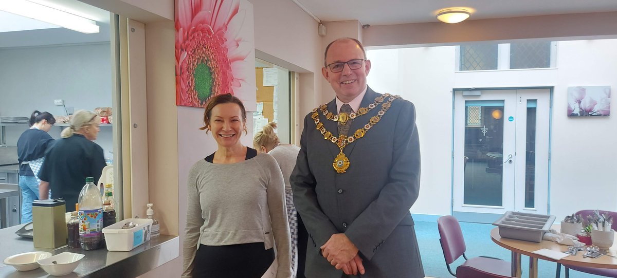 The Mayor visited Sutton Coldfield <a href="/sutton_urc/">Sutton Coldfield URC</a> to speak with volunteers &amp; users of their foodbank and hear more about the support they offer. <a href="/RoyalSutColTC/">Royal SutCol TC</a> awarded the church £20K in Sept to cover the costs of their Community and Volunteer Support Worker
scurc.org.uk/food4u/