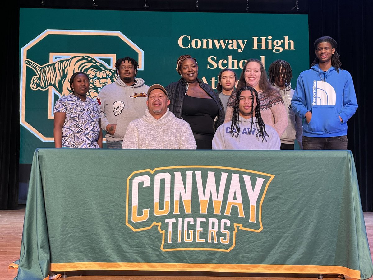 Here at Conway, <a href="/mosesfreshley/">mosesfreshley</a> is the latest in the family to sign. 

The defensive standout 🖋️ with <a href="/CatawbaFootball/">Catawba Football</a> 
#NationalSigningDay 

More at 6 on <a href="/wpdeabc15/">WPDE ABC15</a>