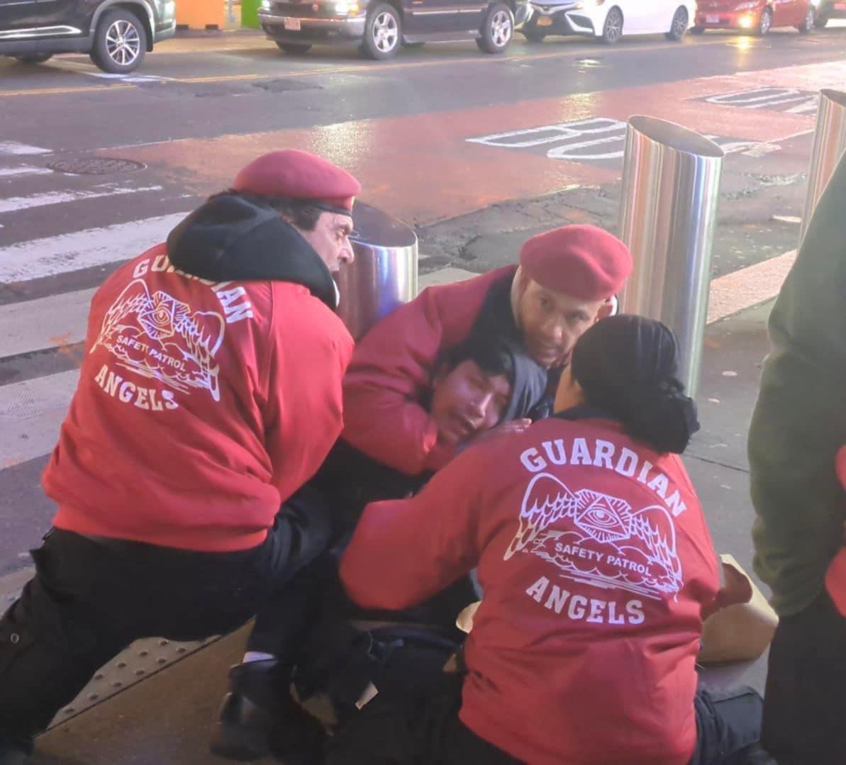 @RussellFosterTX Look at Curtis Sliwa here acting like he took down some hardened criminal when he was actually mugging for the camera for Hannity.