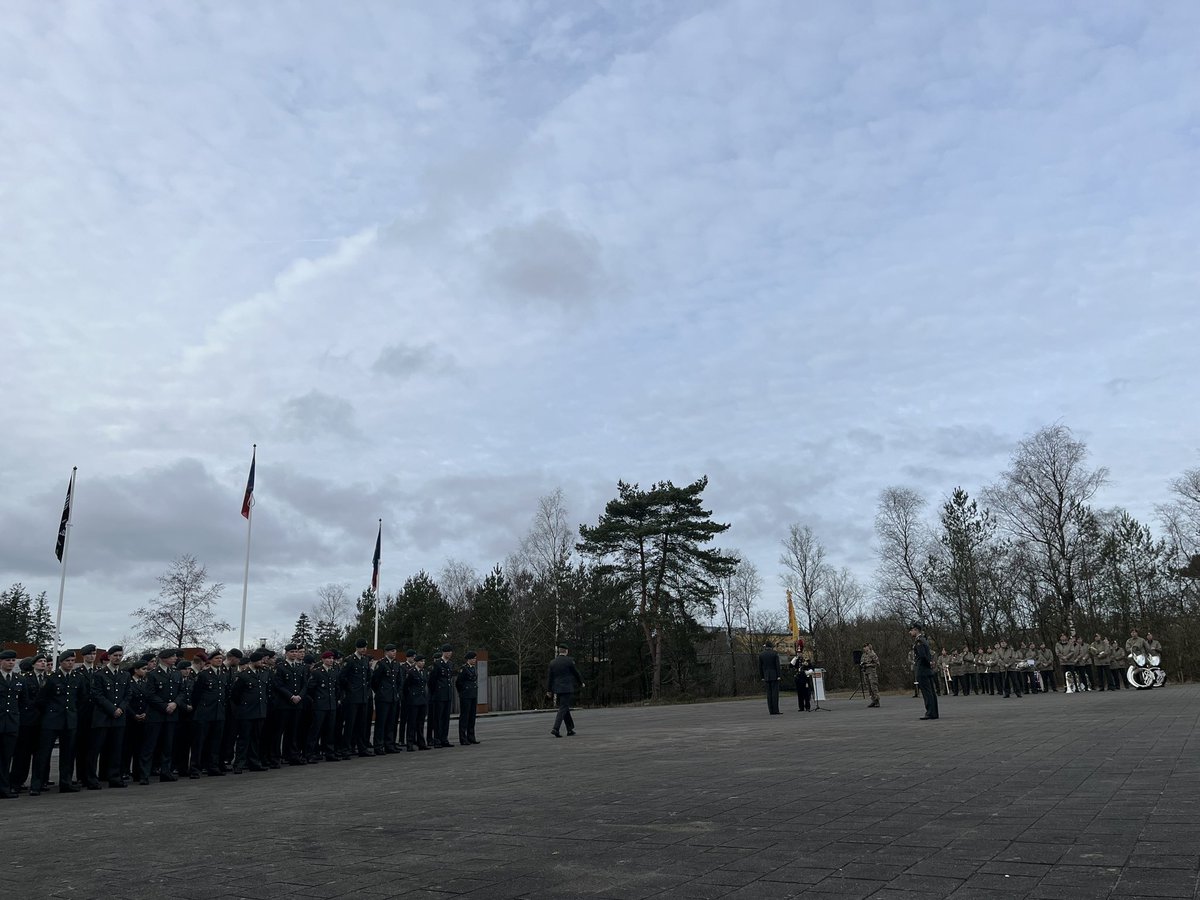 “Ik zweer (beloof) trouw aan de Koning, gehoorzaamheid aan de wetten &amp; onderwerping aan de krijgstucht” klonk vandaag 50x bij de beëdiging van militairen van het Bevoorrading en Transport Commando op de Generaal-majoor Kootkazerne in #Stroe. Van harte en veel succes!