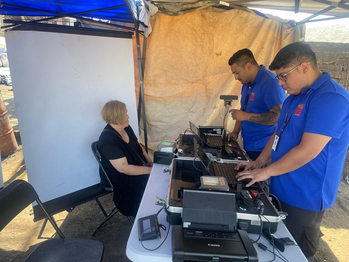 RegCivil_Chile's tweet photo. En Luis Hurtado 337 B, Villa Independencia en la comuna de Viña del Mar junto a @BancoEstado nos encontramos atendiendo solicitudes de cédulas de identidad para afectados por los incendios.
Atención hasta las 17 horas. https://t.co/m2Bp6sXFmF