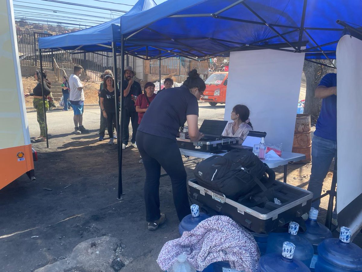 RegCivil_Chile's tweet photo. En Luis Hurtado 337 B, Villa Independencia en la comuna de Viña del Mar junto a @BancoEstado nos encontramos atendiendo solicitudes de cédulas de identidad para afectados por los incendios.
Atención hasta las 17 horas. https://t.co/m2Bp6sXFmF