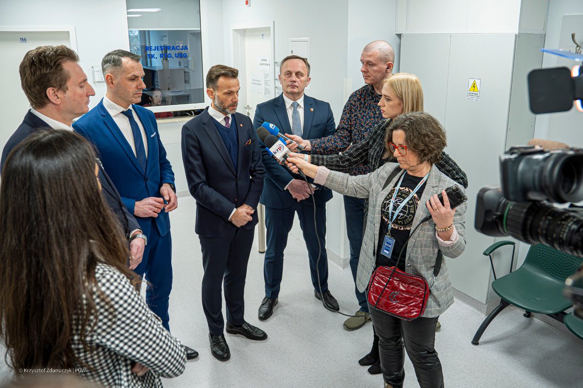 PodlaskiUW's tweet image. 🏥 W SPZOZ w Siemiatyczach jeszcze w tym roku może być uruchomiony Szpitalny Oddział Ratunkowy. Taką decyzję podjęła Minister Zdrowia Izabela Leszczyna. O tym, jak wpłynie to na działalność systemu Państwowego Ratownictwa Medycznego w regionie, mówił Wojewoda Jacek Brzozowski.